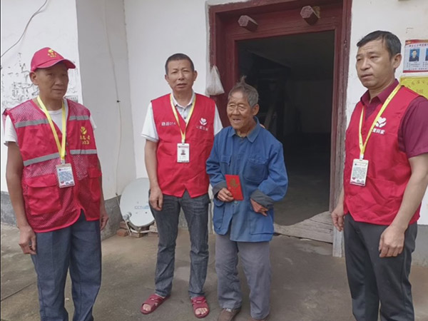 公益慰問(wèn)孤寡老人傳遞